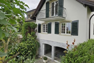 Magnfique appartement de 5 pces rénové avec grand jardin, garage double, piscine intérieure.