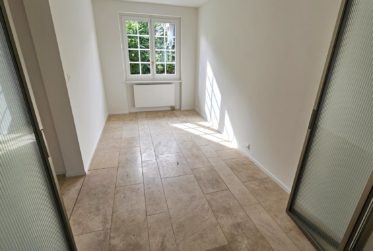 Magnfique appartement de 5 pces rénové avec grand jardin, garage double, piscine intérieure.