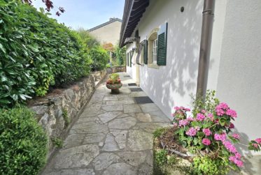 Magnfique appartement de 5 pces rénové avec grand jardin, garage double, piscine intérieure.