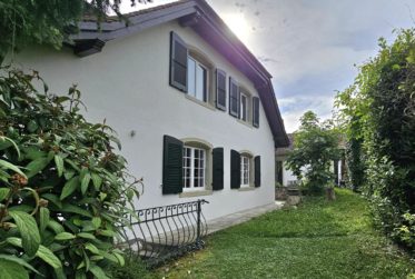 Magnfique appartement de 5 pces rénové avec grand jardin, garage double, piscine intérieure.
