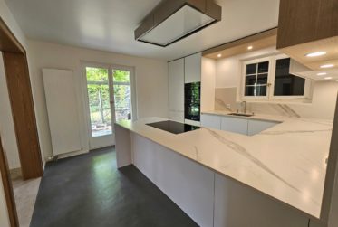 Magnfique appartement de 5 pces rénové avec grand jardin, garage double, piscine intérieure.