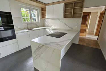 Magnfique appartement de 5 pces rénové avec grand jardin, garage double, piscine intérieure.