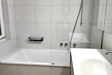 Magnfique appartement de 5 pces rénové avec grand jardin, garage double, piscine intérieure.