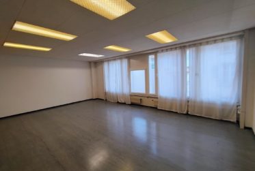 Bâtiment commercial/administratif brut avec arcade au cœur de la ville