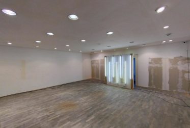 Bâtiment commercial/administratif brut avec arcade au cœur de la ville
