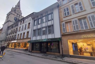 Bâtiment commercial/administratif brut avec arcade au cœur de la ville