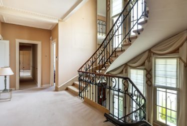 Ville - Propriété de caractère du début XXème avec piscine et vue lac