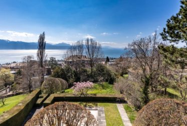 Ville - Propriété de caractère du début XXème avec piscine et vue lac