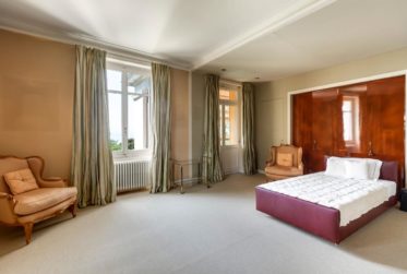 Ville - Propriété de caractère du début XXème avec piscine et vue lac