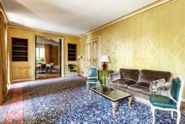 Ville - Propriété de caractère du début XXème avec piscine et vue lac