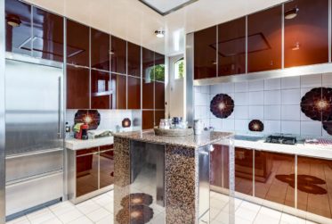 Ville - Propriété de caractère du début XXème avec piscine et vue lac