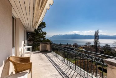 Ville - Propriété de caractère du début XXème avec piscine et vue lac