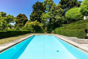 Ville - Propriété de caractère du début XXème avec piscine et vue lac