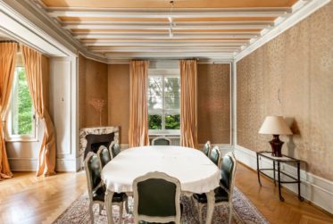 Ville - Propriété de caractère du début XXème avec piscine et vue lac