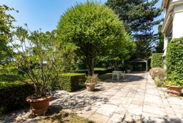 Ville - Propriété de caractère du début XXème avec piscine et vue lac