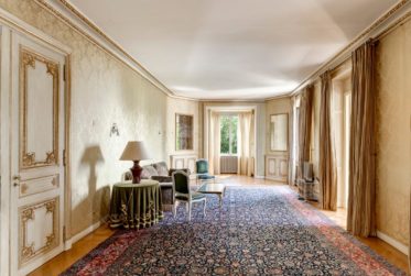 Ville - Propriété de caractère du début XXème avec piscine et vue lac