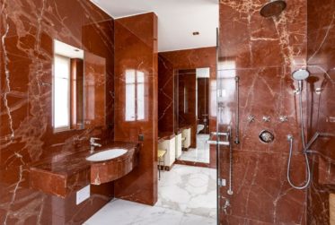 Ville - Propriété de caractère du début XXème avec piscine et vue lac