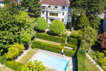 Ville - Propriété de caractère du début XXème avec piscine et vue lac