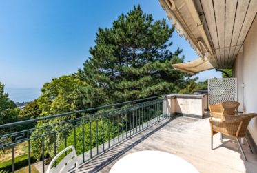 Ville - Propriété de caractère du début XXème avec piscine et vue lac