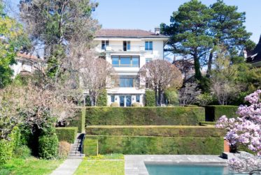 Ville - Propriété de caractère du début XXème avec piscine et vue lac