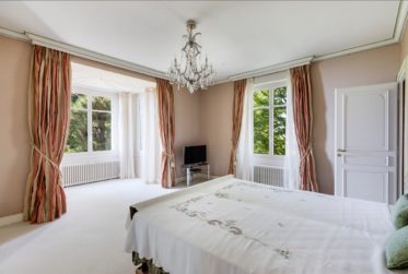 Ville - Propriété de caractère du début XXème avec piscine et vue lac