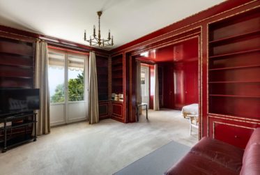 Ville - Propriété de caractère du début XXème avec piscine et vue lac