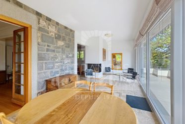 Exclusivité — Villa individuelle de caractère avec vue lac, piscine naturelle et magnifique jardin paysager.