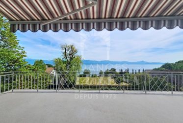 Exclusivité — Villa individuelle de caractère avec vue lac, piscine naturelle et magnifique jardin paysager.