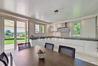 Exclusif : Villa individuelle familiale de 6.5 pièces avec piscine