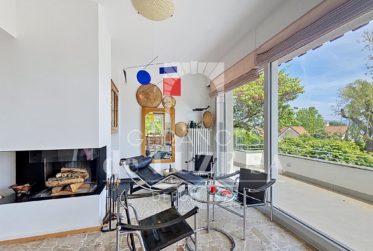 Exclusivité — Villa individuelle de caractère avec vue lac, piscine naturelle et magnifique jardin paysager.