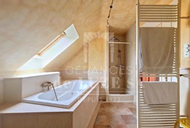 Exclusivité — Villa individuelle de caractère avec vue lac, piscine naturelle et magnifique jardin paysager.