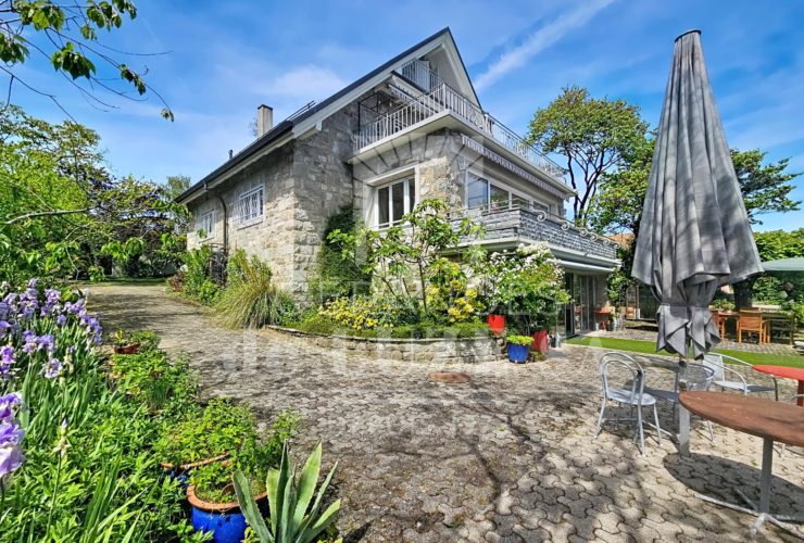 Exclusivité — Villa individuelle de caractère avec vue lac, piscine naturelle et magnifique jardin paysager.