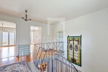 Exclusivité — Villa individuelle de caractère avec vue lac, piscine naturelle et magnifique jardin paysager.