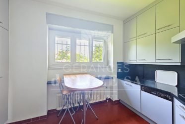 Exclusivité — Villa individuelle de caractère avec vue lac, piscine naturelle et magnifique jardin paysager.