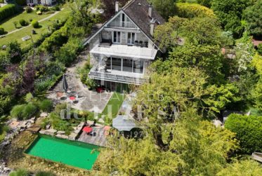 Exclusivité — Villa individuelle de caractère avec vue lac, piscine naturelle et magnifique jardin paysager.