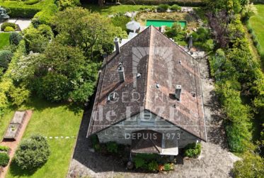 Exclusivité — Villa individuelle de caractère avec vue lac, piscine naturelle et magnifique jardin paysager.