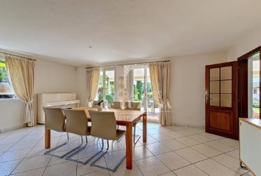 Exclusif : Villa individuelle familiale de 6.5 pièces avec piscine