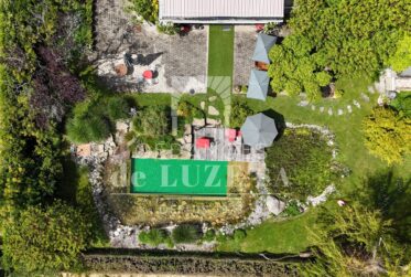 Situation premium : Villa avec vue lac, piscine naturelle et vaste jardin intimiste