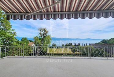 Situation premium : Villa avec vue lac, piscine naturelle et vaste jardin intimiste