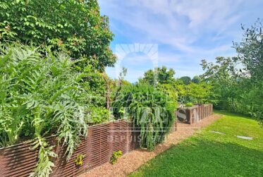 Situation premium : Villa avec vue lac, piscine naturelle et vaste jardin intimiste