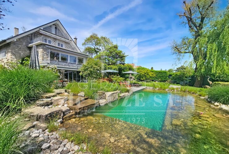 Situation premium : Villa avec vue lac, piscine naturelle et vaste jardin intimiste