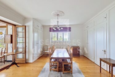 Situation premium : Villa avec vue lac, piscine naturelle et vaste jardin intimiste