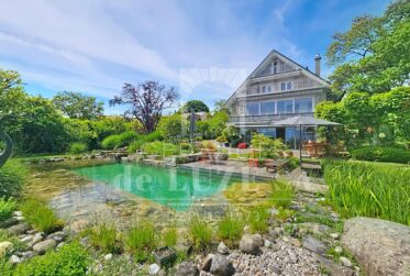 Situation premium : Villa avec vue lac, piscine naturelle et vaste jardin intimiste