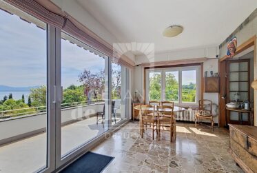 Situation premium : Villa avec vue lac, piscine naturelle et vaste jardin intimiste
