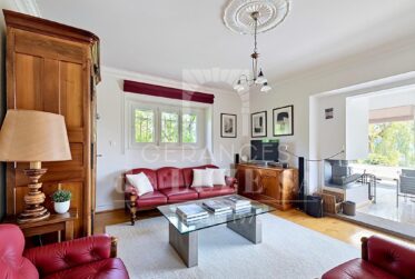 Situation premium : Villa avec vue lac, piscine naturelle et vaste jardin intimiste