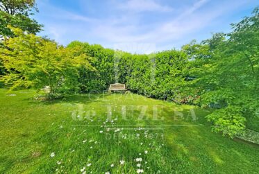 Situation premium : Villa avec vue lac, piscine naturelle et vaste jardin intimiste