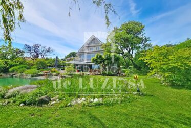 Situation premium : Villa avec vue lac, piscine naturelle et vaste jardin intimiste