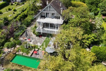 Situation premium : Villa avec vue lac, piscine naturelle et vaste jardin intimiste