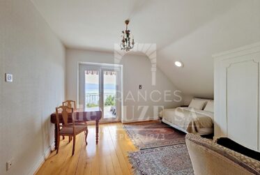 Situation premium : Villa avec vue lac, piscine naturelle et vaste jardin intimiste